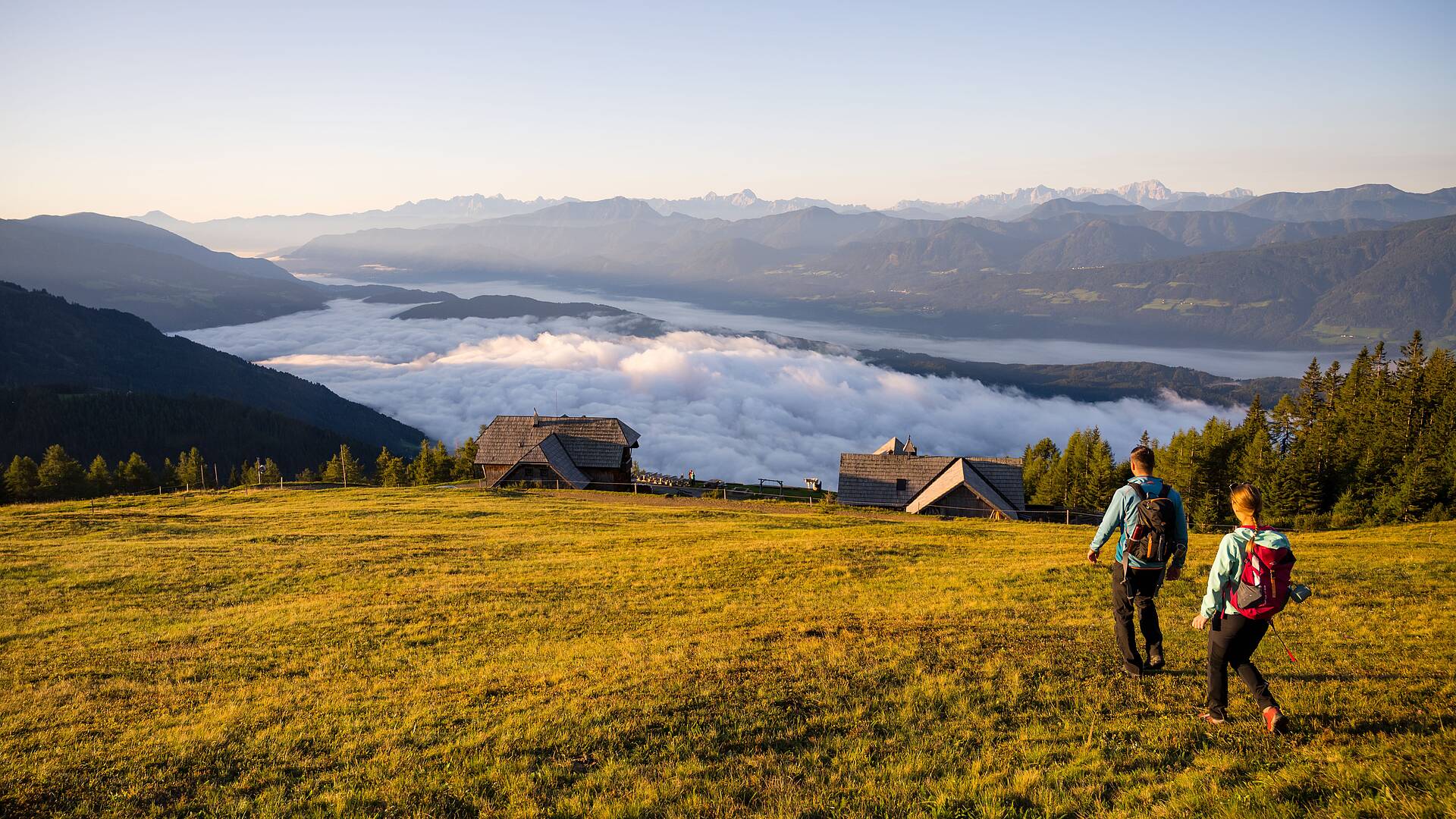 Paerchen beim Wandern auf der Millstaetter Alpe bei der Alexanderalm